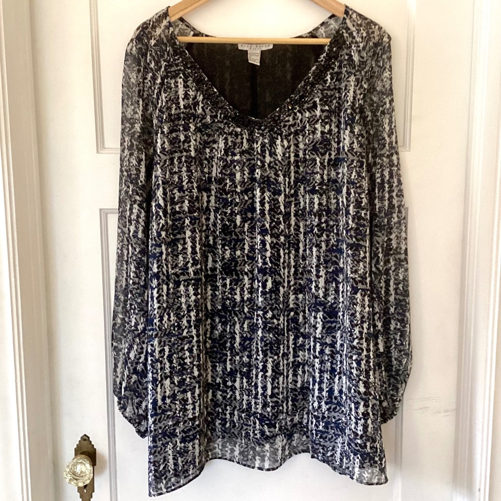 Fred David blouse Size 2X Gray White blue Geometric Design beaded v-neck layered